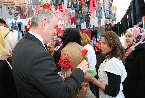 Çırçır Pazarında Karanfil Dağıtımı..